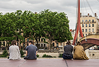 לטוס עם חברים