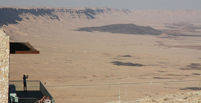 משקיפים על המכתש