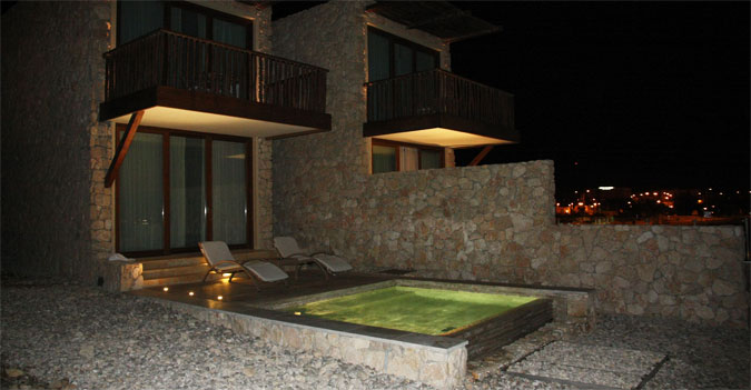 הבריכה בלילה