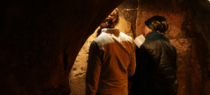 נשים מתפללות אל מול קודש הקודשים