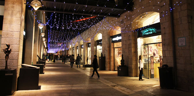 קניון ממילא בלילה