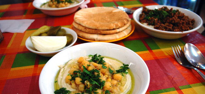 חומוס במסעדת עזורה