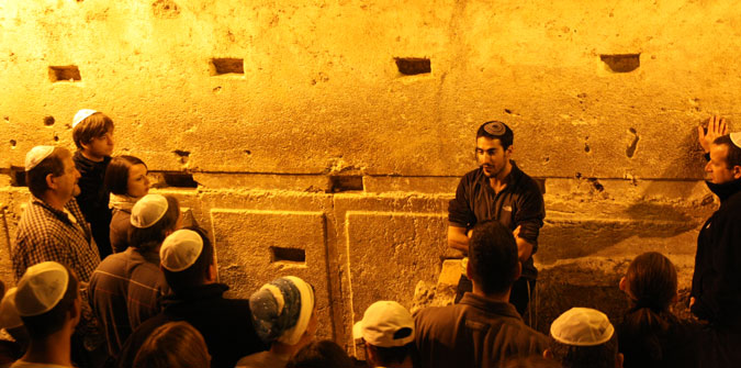 המדריך נותן הסבר במנהרות הכותל