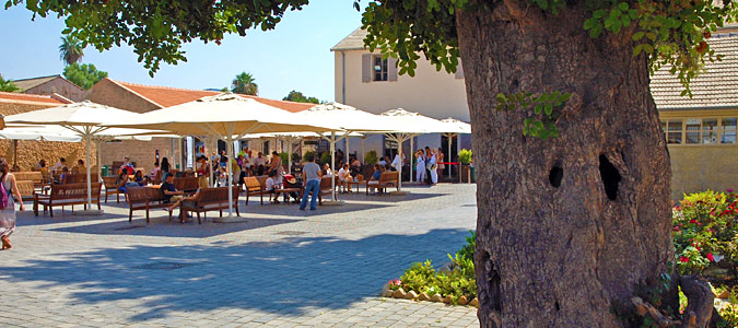 שדרת ספסלים מוצלים במרכז המתחם, מאפשר להורים לנוח קמעה ולילדים להתרוצץ סביבם, גם על אופניים ו'בימבות' ללא חשש להפגעות מרכבים חולפים.